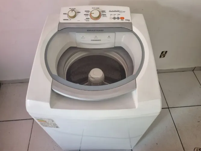 Vendo máquina de lavar roupas Brastemp 11kilos seminova com três meses de garantia. 