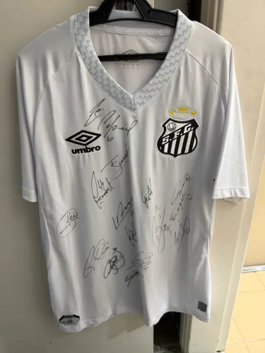 Camisa Santos autografada elenco 2025