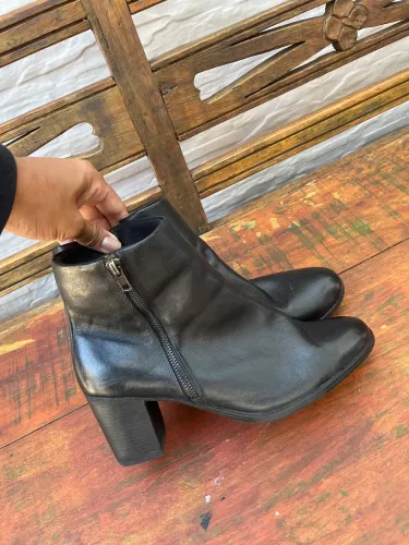 BOTA COURO MUITO NOVA 