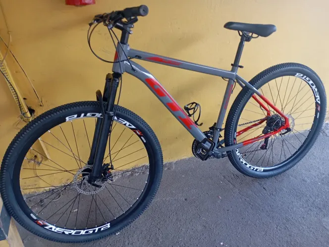 Vende-se uma bicicleta