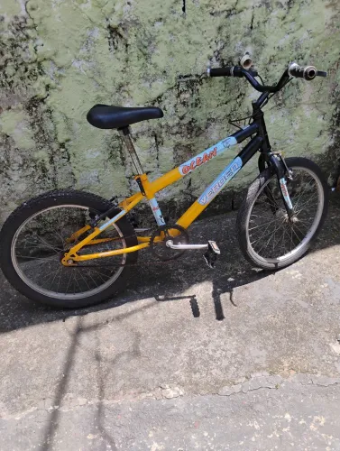 vendo bicicleta pequena conforme a foto valor  200,00 reais