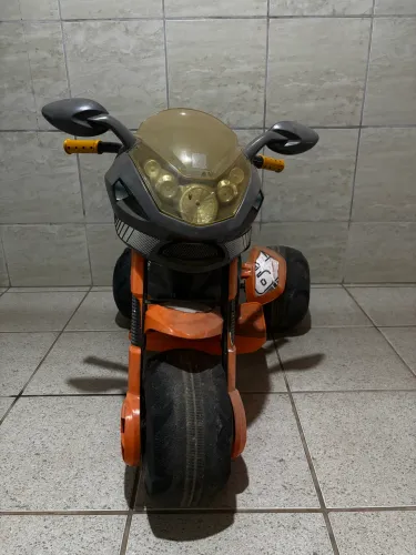 Triciclo elétrico infantil