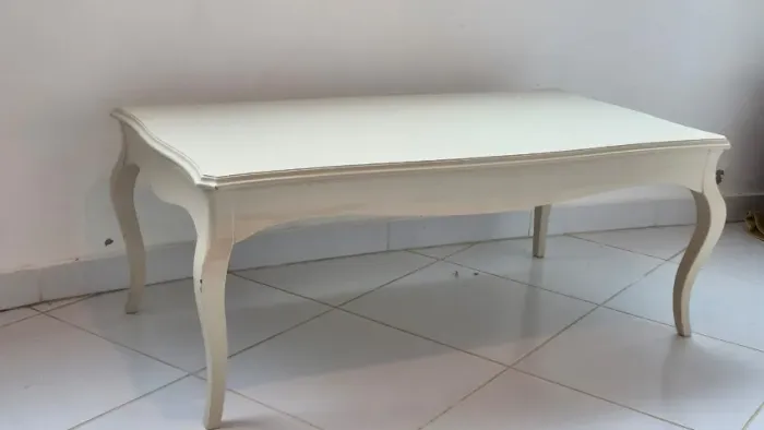 Mesa de centro retangular na cor bege claro