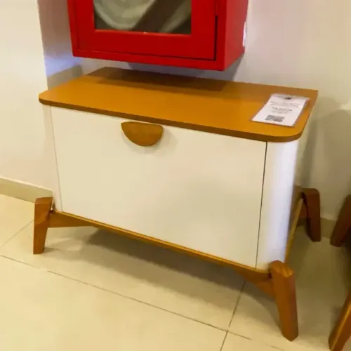 Mesa de Cabeceira Buriti com 1 Porta e Pés de Madeira Maciça Jb Bechara