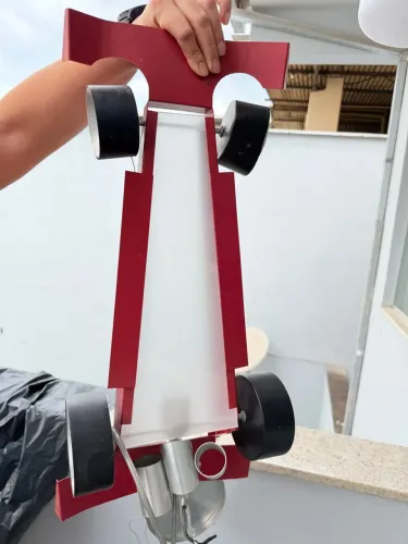 luminária pendente infantil em formato de carro de Fórmula 1