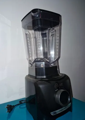 Liquidificador Oster OLIQ610, preto, novo.