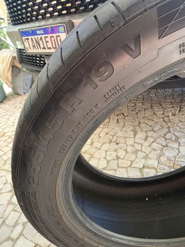 Pneu Continental 235/45 R19 V