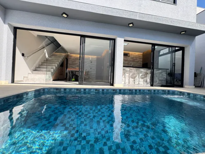 Casa térrea a venda com 244m A/C,3 suítes, planejados, piscina no Milano-Wanel Ville
