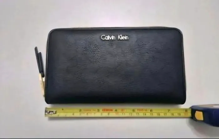 Carteira calvin Klein 19cm comprimento 11cm altura usada com pequenos descascados