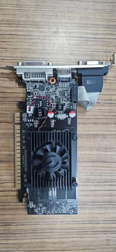  EVGA GeForce 210 com 1 GB de memória DDR3. 