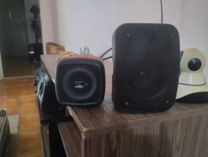 Caixinhas de som bluetooth com defeito.