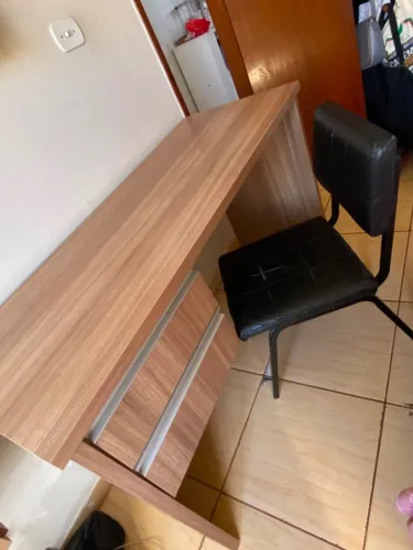 Escrivaninha grande e duas cadeiras de brinde