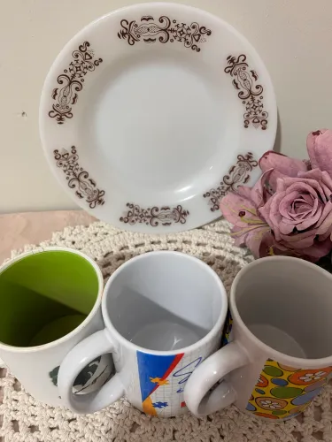 3 xícaras/canecas com estampas.