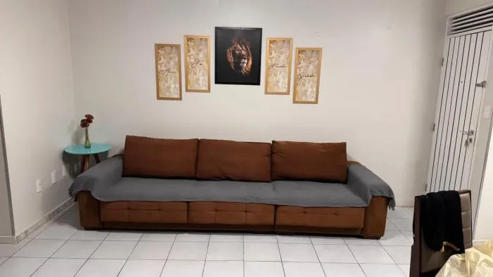 Sofá Jacauna com estrutura em madeira maciça medindo 3.00 X 1.00