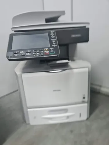 Multifuncional Ricoh SP 5000 laser monocromático.