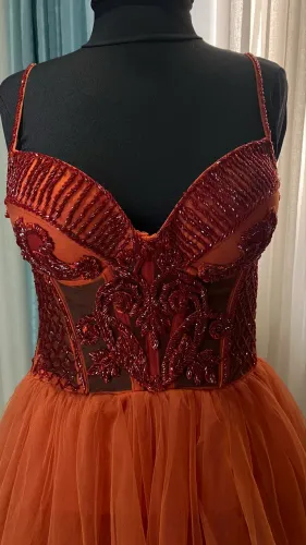 VESTIDO TERRACOTA PEDRARIA BRILHO FENDA CAMADAS FORMATURA