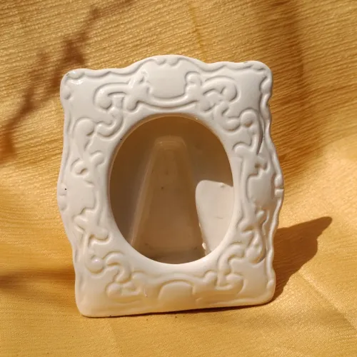 Porta Retrato de Porcelana Vintage 1970s com Decoração Ornamental