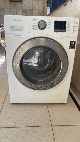 Máquina lava e seca com uma peça para trocar 