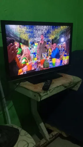 Vende-se um tv Panasonic de 32 polegadas não e smart mais tem como colocar