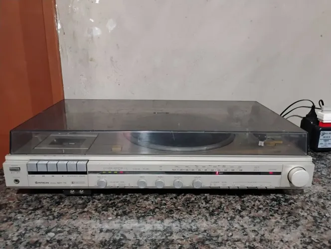 Três em Um Hitachi SDT 118 toca discos