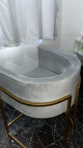 Poltrona Decorativa Luxo - Veludo Cinza com Base Dourada (Estilo Clean/Moderno)