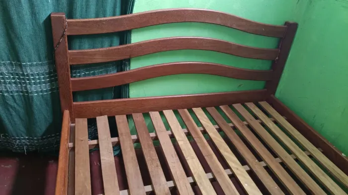 Cama de madeira (casal)