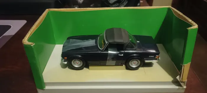 Miniatura Triumph tr6 escala 1:18 britains collectibles 