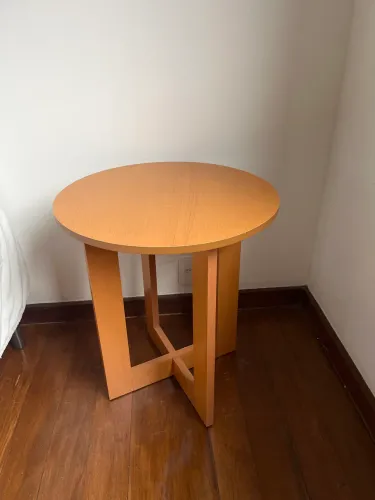 Mesa de apoio em madeira novinha!