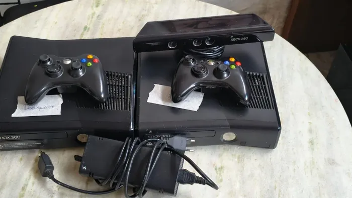 Xbox 360 Vendo os 2 xbox ou só.Sendo um bloqueado e outro destravado com console