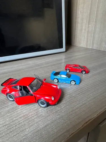 2 hotwheels + 1 miniatura Porsche