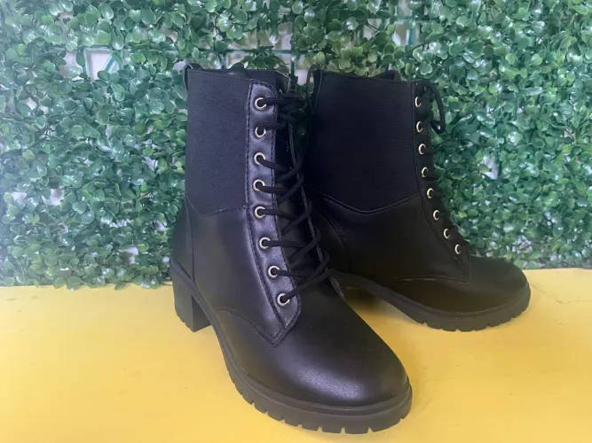 Bota couro tamanho 34