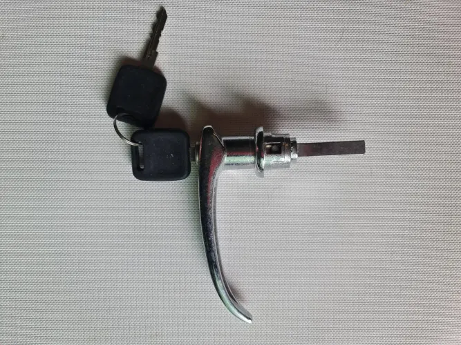 Maçaneta com chaves kombi porta salão c8