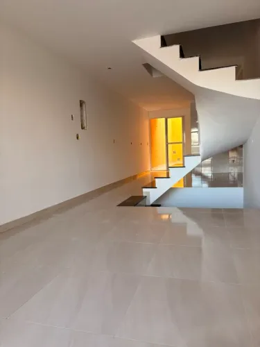 Sobrado moderno com 3 suítes e solarium