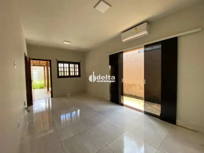 Casa com 3 quartos sendo 1 suíte disponível para venda no Bairro Jardim Botânico em Uberlâ