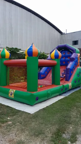 Tobogã+ cama elástica+ piscina de bolinhas