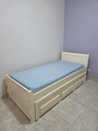 Bicama + colchões + criado mudo