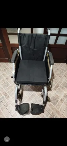 Vendo cadeira de rodas Práxis em alumínio seminova.