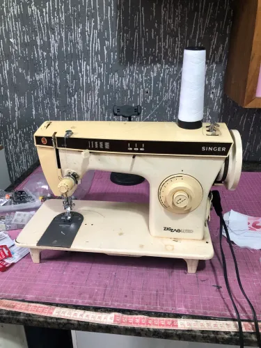 Máquina de costura Doméstica Singer 247