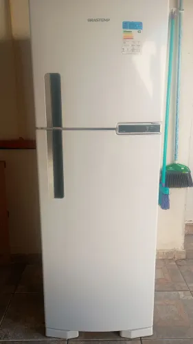Vende-se Refrigerador Frost Free, marca Brastemp, 375lts, cor branca, impecável.
