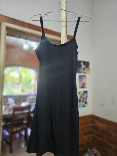 Vestido curto tubinho preto com alças