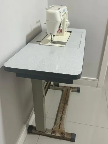 Máquina de Costura Singer Facilita Plus com Bancada e Pé de Ferro