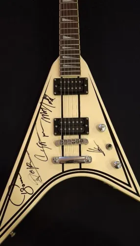Guitarra Custom Flying V Autografada pela banda ACCEPT
