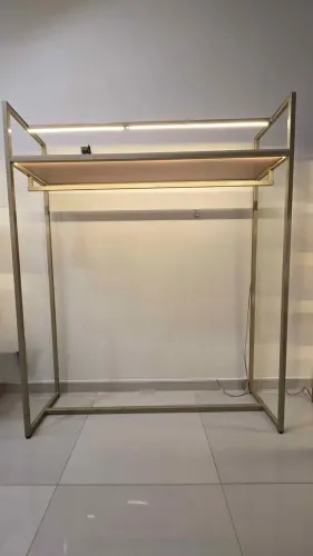 Arara grande para roupas loja dourado em metalon com prateleira e LED COB 