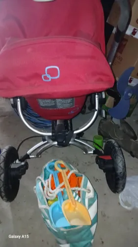 Vendo: carrinho de bebê, andadeira e um berço grande branco ainda na caixa no precinho