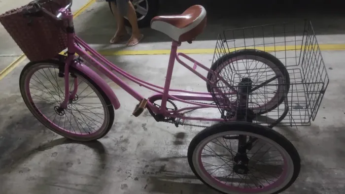 Bicicleta triciclo infantil com cesta