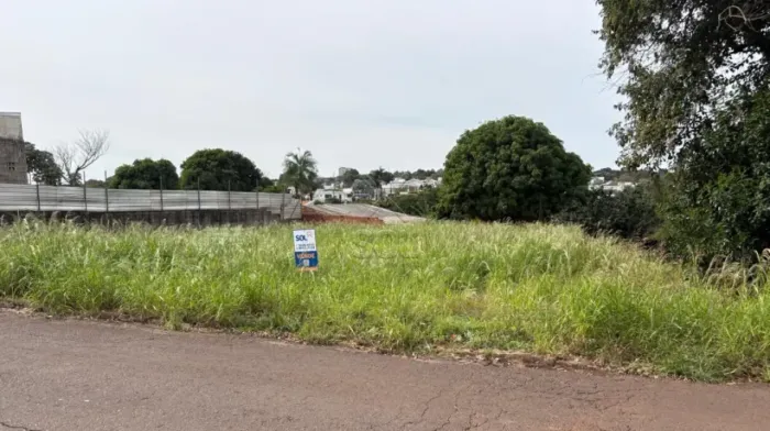 TERRENO AMPLO DE ESQUINA À VENDA NA VILA MARACANÃ - FOZ DO IGUAÇU