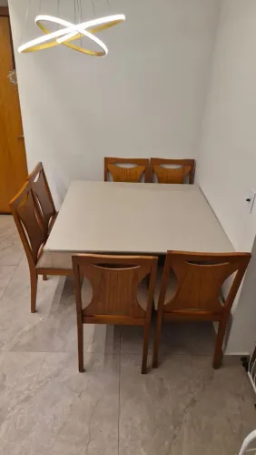 Mesa de jantar quadrada (1,20x1,20m) com 6 cadeiras