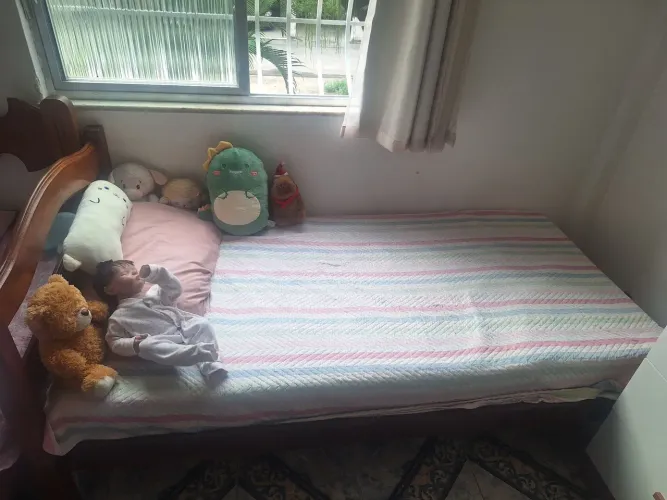 Cama de solteiro de madeira maciça