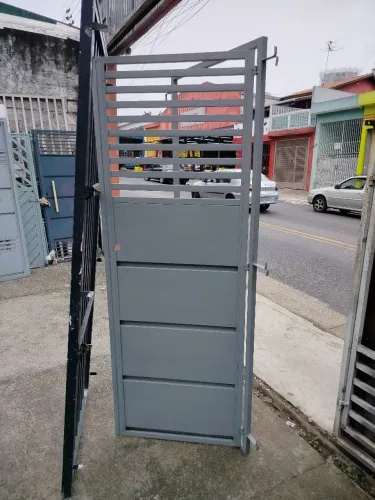 Porta social com abertura para fora lado direito altura 210 largura 78