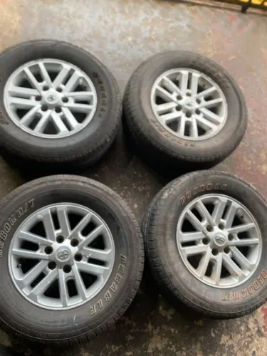 Roda Hilux aro 17 original de fabrica